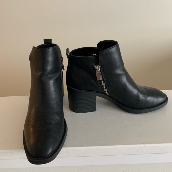 BCBG Salina Black Leather Ankle Booties with Zippers - Picture 1 of 3